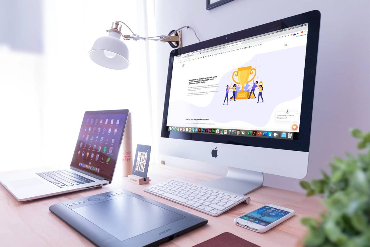 Personne consultant un site internet sur un ordinateur portable